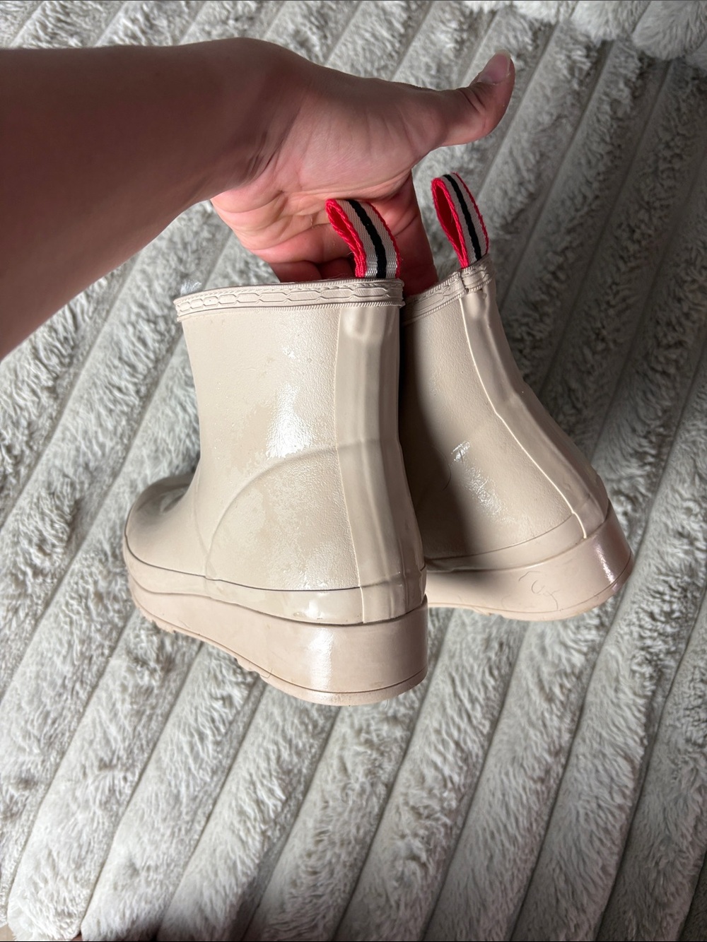 Hunter PLAY Short Fleece-Lined Rain Boots in Light Beige with Red Pull Tabs - Picture 8 of 9